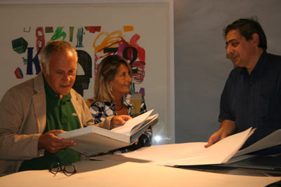 L'artista Mimmo Paladino con la moglie Imma e Roberto Gatti nel Laboratorio.