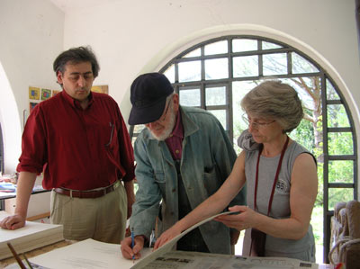 Joe Tilson a casa Cardeto alla firma di una sua opera con Roberto Gatti e Anna Maria Piccinini.
