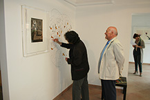 L'artista Assadour accanto alla sua opera MO41100