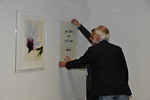 La firma dell'artista Davide Benati sulla sua opera per i 100 Amici del Laboratorio